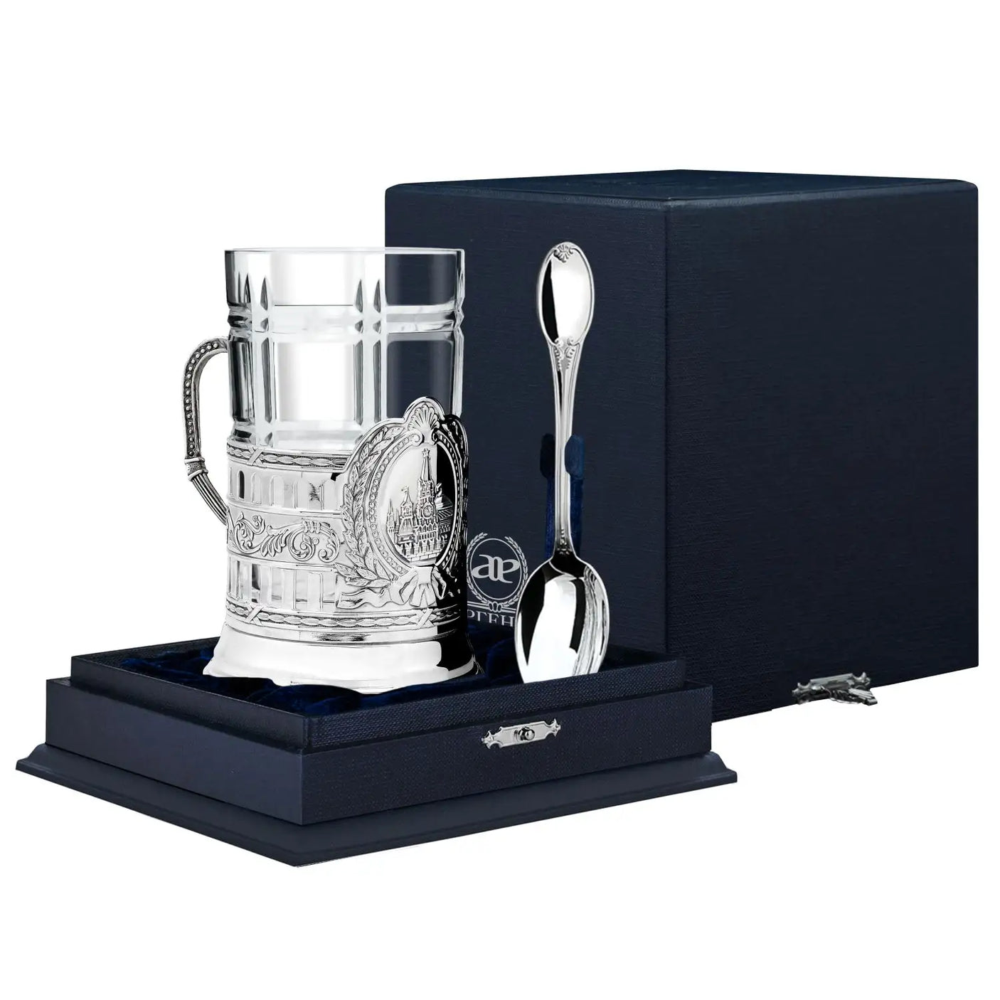 Teeglashalter-Set Spasski-Turm antik patiniert 925 Silber ArgentA im Premium-Etui — Podstakannik mit Spasski-Turm (Erlöserturm im Moskauer Kreml, Roter Platz) im zentralen Wappenmedaillon, Silber-Hochrelief mit Schwärzung in den Vertiefungen, klassizistische Säulenstruktur, Karo-Kristallglas und klassischer Tafel-Teelöffel, samtgefüttertes Geschenketui in Marineblau