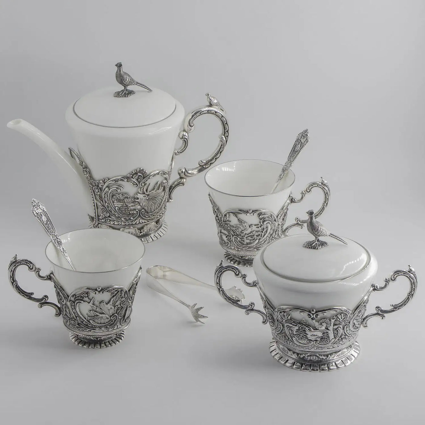 Teeservice 925 Silber Königliche Jagd ArgentA — 7-teiliges Set mit Teekanne, Zuckerdose, 2 Tassen, 2 Teelöffeln und Zuckerzange, Rothirsch-Hochrelief