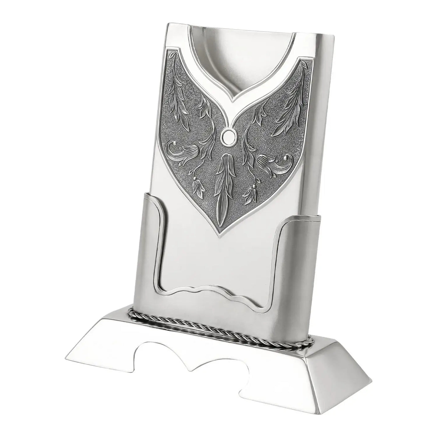 Visitenkartenhalter Mstera 925 Silber 2-teilig im zusammengebauten Zustand — schildförmige Display-Tafel mit punzierter Hintergrundfläche und plastischen Akanthus-Voluten in Mstera-Tradition, aufrecht im trapezförmigen Sockel mit geflochtener Silberseil-Bordüre, integrierte Visitenkarten-Schale frontal sichtbar