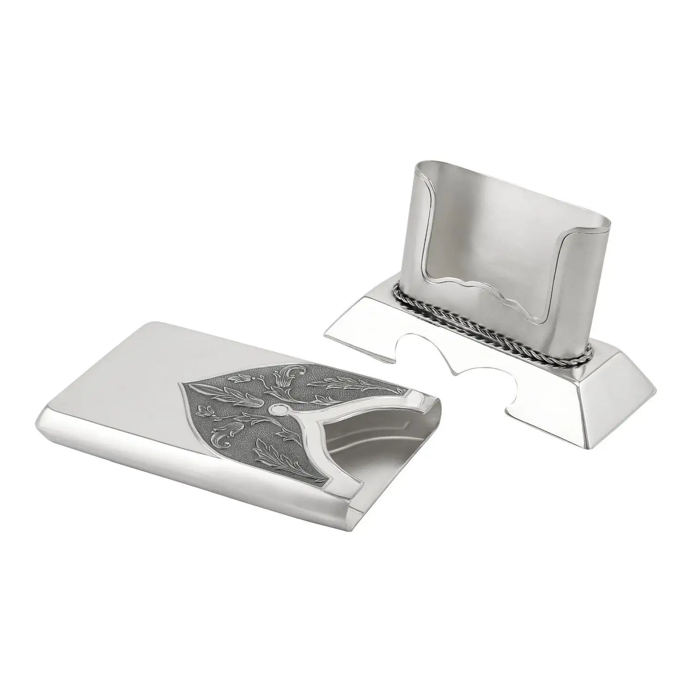 Visitenkartenhalter Mstera 925 Silber Tafel und Sockel separat — flache schildförmige Tafel mit floralen Akanthus-Verzierungen und integrierter Karten-Schale links, daneben rechts der trapezförmige Sockel mit geflochtenem Silberseil und Bogen-Ausschnitt vorne, beide Teile aus einem Guss aufeinander abgestimmt