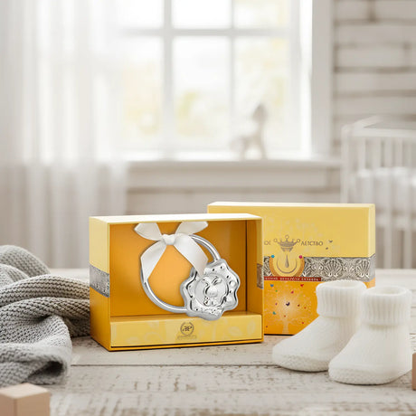 Silberrassel mit Hasen-Scheibe in gelber Geschenkbox — Tradition der Silberrassel zu Geburt und Taufe