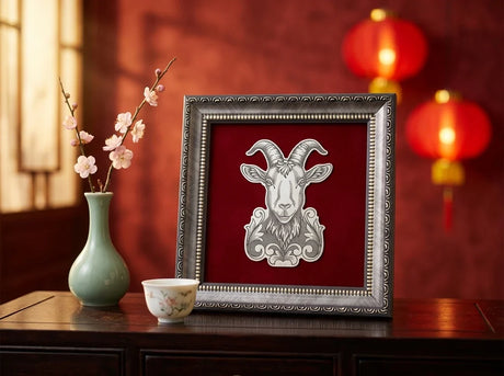 Wandbild Ziege 925 Silber mit Niello auf rotem Samt, daneben Blütenzweig, Teeschale und rote Laternen zum chinesischen Neujahr