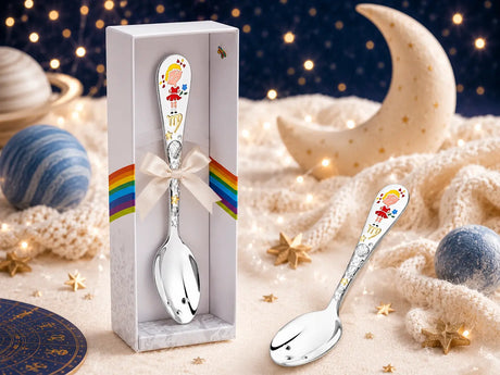 Sternzeichen Jungfrau Baby mit silbernem Babylöffel als Geschenkidee zur Geburt im Sternenhimmel Lifestyle-Banner mit Mond und Sternen