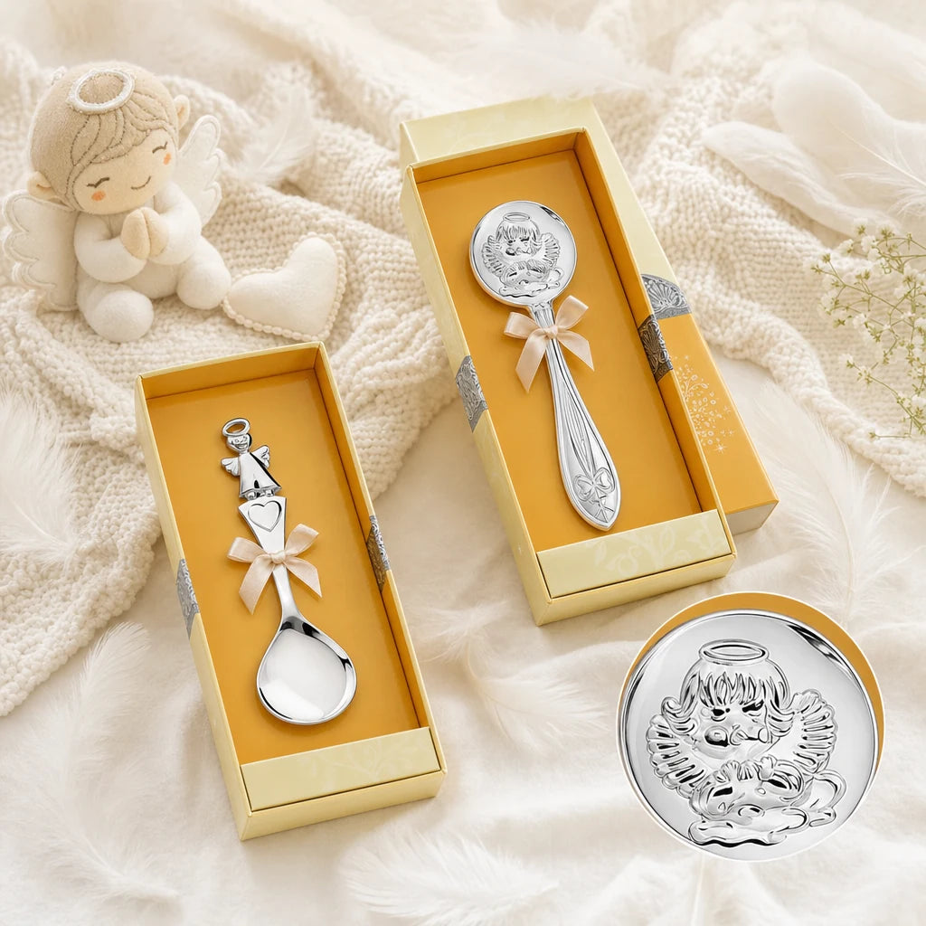 Babyrassel und Tauflöffel aus 925 Silber mit Schutzengel-Motiv — Kollektion Engel zur Taufe