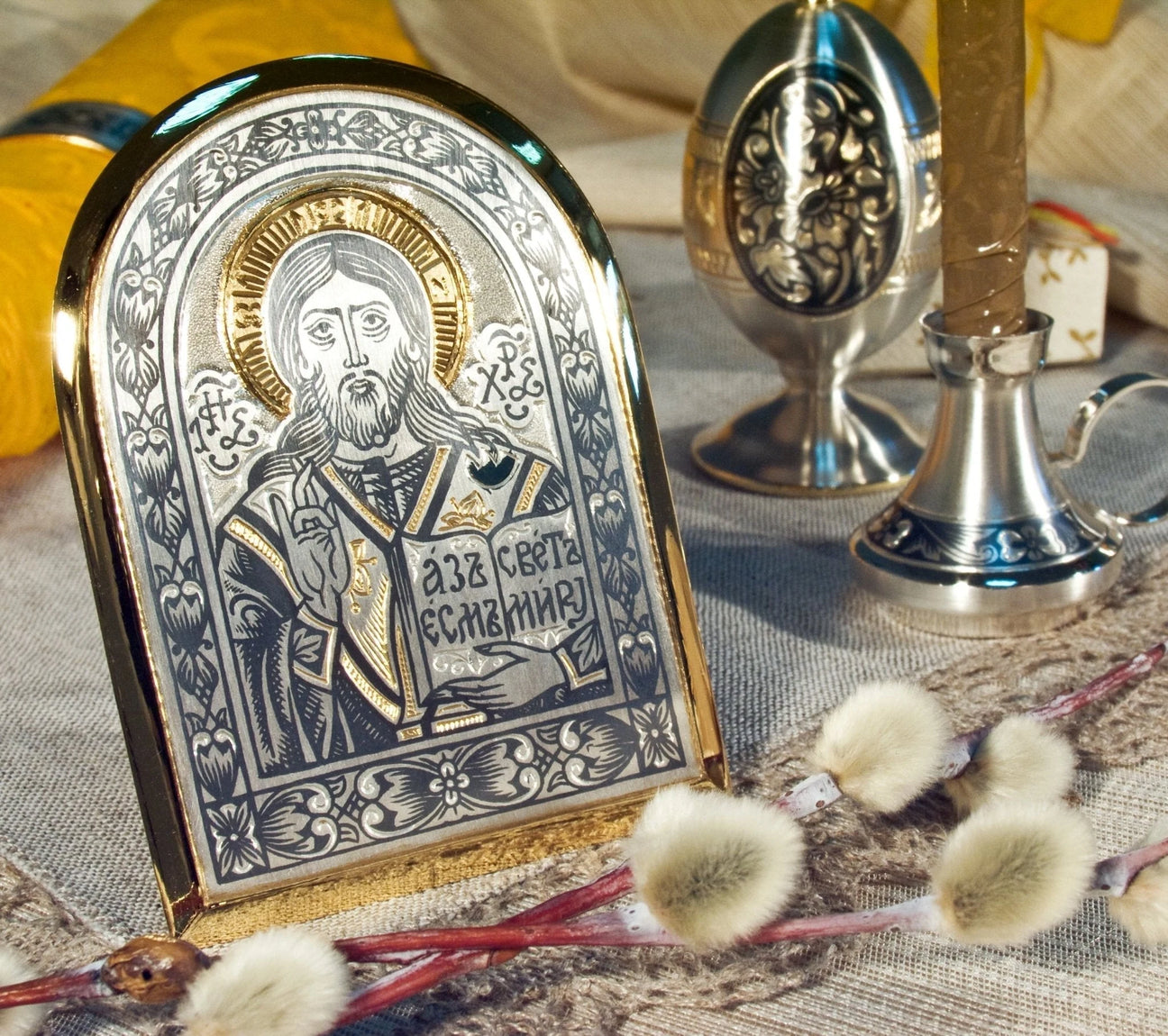Orthodoxe Ikone Christus aus 925 Silber mit Niello-Gravur und Vergoldung — daneben Silber-Ei und Kerzenhalter