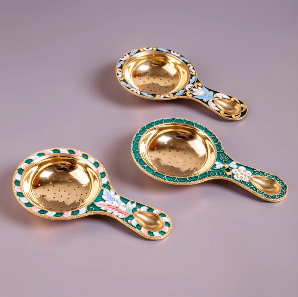Drei Teesiebe aus 925 Silber vergoldet mit Emaille in Grün, Rosa und Blau — florale Filigranarbeit