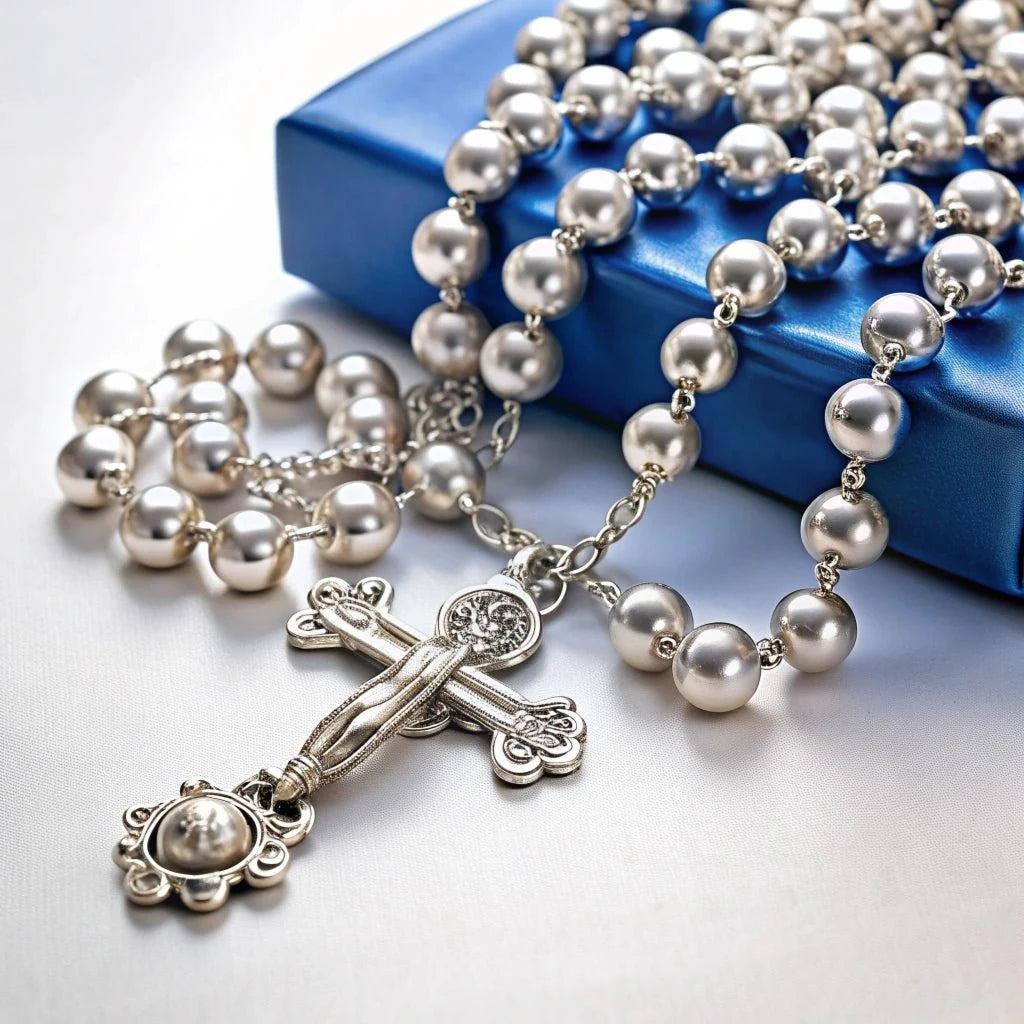 Gebetskette aus 925 Silber mit Perlen und filigranem Kreuz-Anhänger auf blauer Geschenkbox