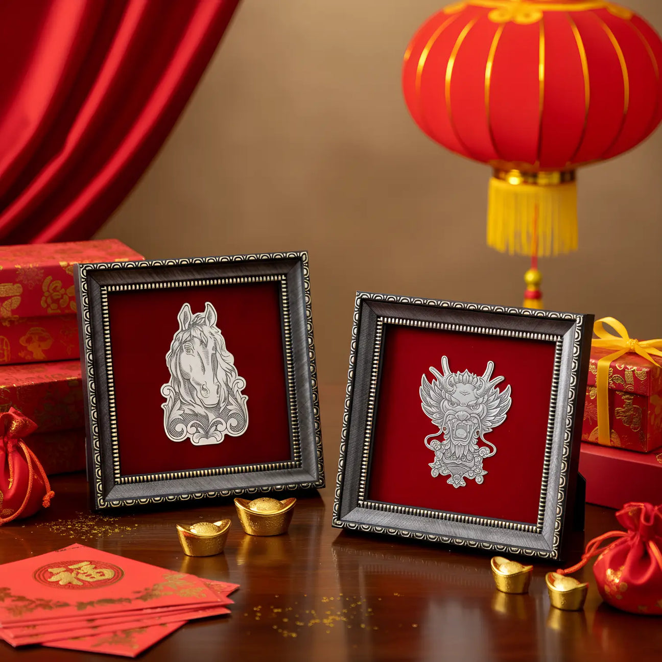 Silbergeschenke zum chinesischen Neujahr – dekorative Wandbilder mit Pferd und Drache aus 925 Silber vor rotem Samt, festlich inszeniert mit Laternen, roten Umschlägen und goldenen Glückssymbolen.