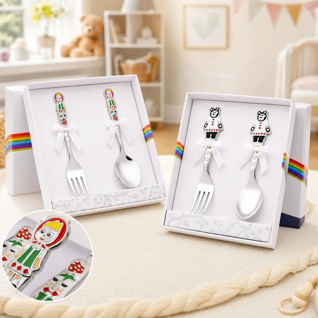 Kinderbesteck aus 925 Silber mit Emaille-Motiv auf einem hellen Kindertisch