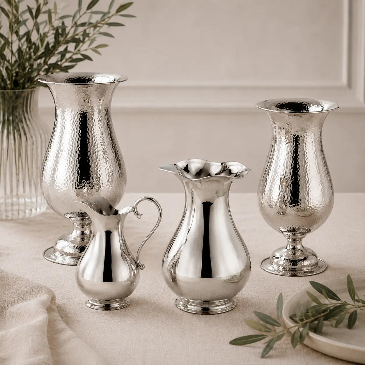 Kollektion eleganter Silbervasen und Silberkannen für stilvolle Wohnräume, festliche Tischdekoration und hochwertige Geschenkideen