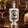 Karaffe 925 Silber Niello mit Auerhahn-Motiv — Lifestyle-Setting am Weintisch