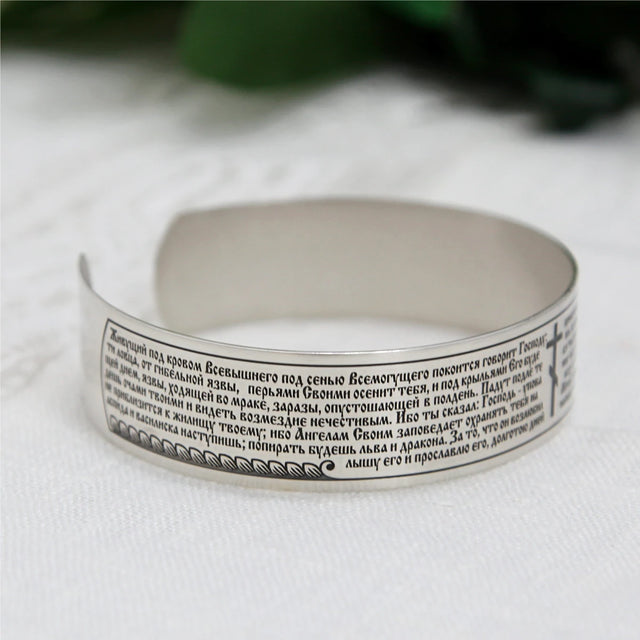 Armband Psalm 91 aus Silber — Ansicht mit Psalmtext, Wellenornament und Kreuz auf weißem Leinen, Armreif für Herren