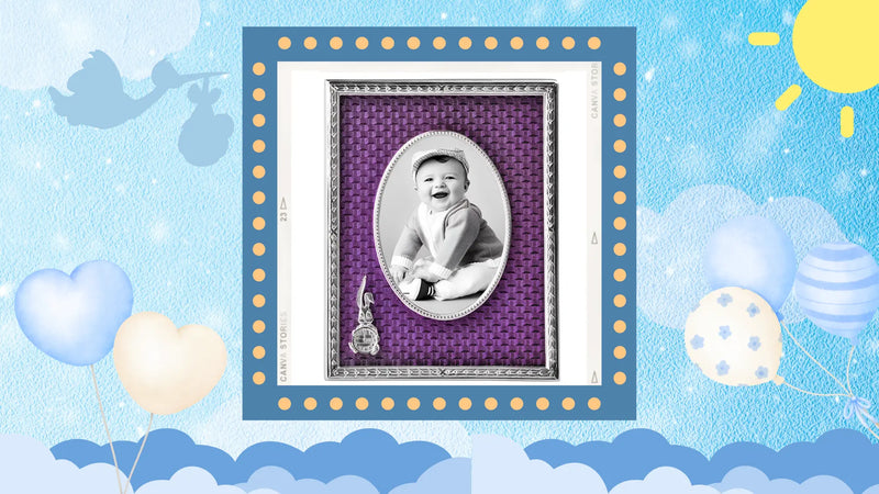 Baby-Bilderrahmen mit silbernem Zierrahmen und Hasenmotiv, präsentiert vor blauem Hintergrund mit Ballons und Storch – liebevolles Geschenk zur Geburt.
