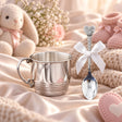 Babygeschenk 925 Silber Herz - Becher & Löffel Set — Lifestyle-Aufnahme auf cremefarbenem Satin mit Plüschtier und Schleierkraut, Geschenk zur Geburt