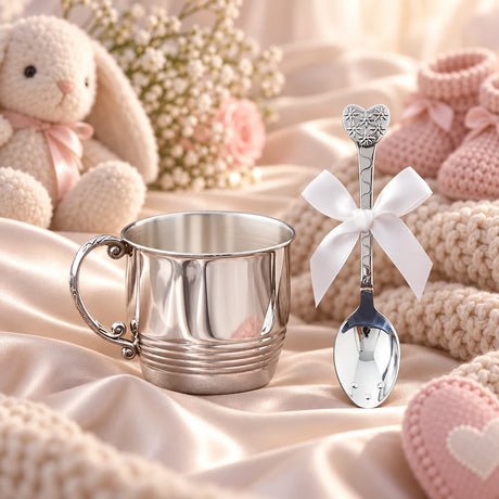 Babygeschenk 925 Silber Herz - Becher & Löffel Set — Lifestyle-Aufnahme auf cremefarbenem Satin mit Plüschtier und Schleierkraut, Geschenk zur Geburt