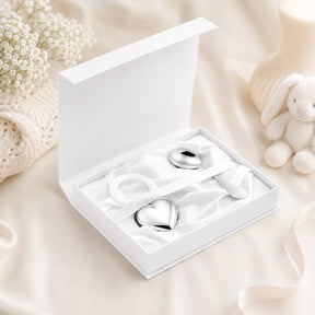 Edles Baby Geschenkset aus 925 Silber mit Herz-Rassel und Kinderlöffel in luxuriöser weißer Geschenkbox zur Taufe
