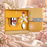 Baby Geschenkset 925 Silber Prinzessin personalisiert in der Original-Geschenkbox — Lifestyle-Aufnahme auf cremefarbenem Satin mit Plüschtier und Schleierkraut, Geschenk zur Geburt
