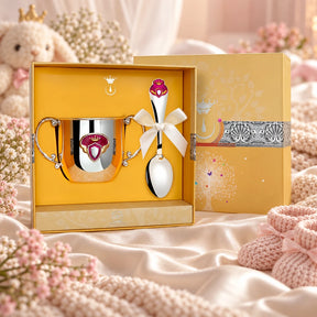 Baby Geschenkset 925 Silber Prinzessin personalisiert in der Original-Geschenkbox — Lifestyle-Aufnahme auf cremefarbenem Satin mit Plüschtier und Schleierkraut, Geschenk zur Geburt