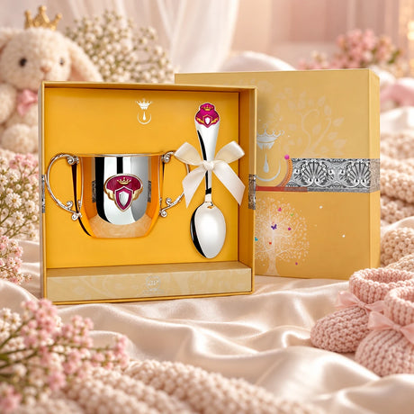 Baby Geschenkset 925 Silber Prinzessin personalisiert in der Original-Geschenkbox — Lifestyle-Aufnahme auf cremefarbenem Satin mit Plüschtier und Schleierkraut, Geschenk zur Geburt