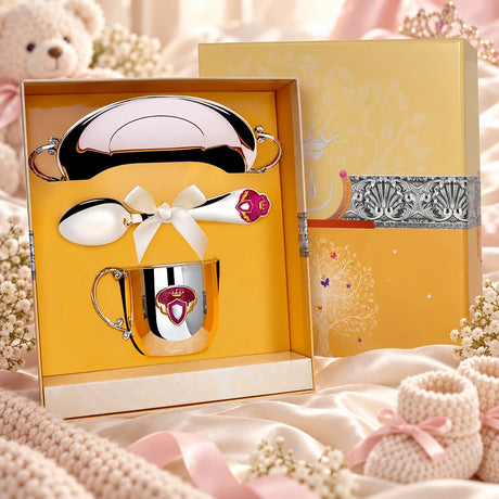 Geschenkset Prinzessin 925 Silber 3-tlg — Tasse, Löffel & Teller in der Original-Geschenkbox — Lifestyle-Aufnahme auf cremefarbenem Satin mit Plüschtier und Schleierkraut, Geschenk zur Geburt