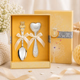 Baby Geschenkset aus 925 Silber mit vergoldetem Teddybär-Herz-Löffel und Herz-Rassel mit Blumenmotiv in Goldbox zur Geburt oder Taufe
