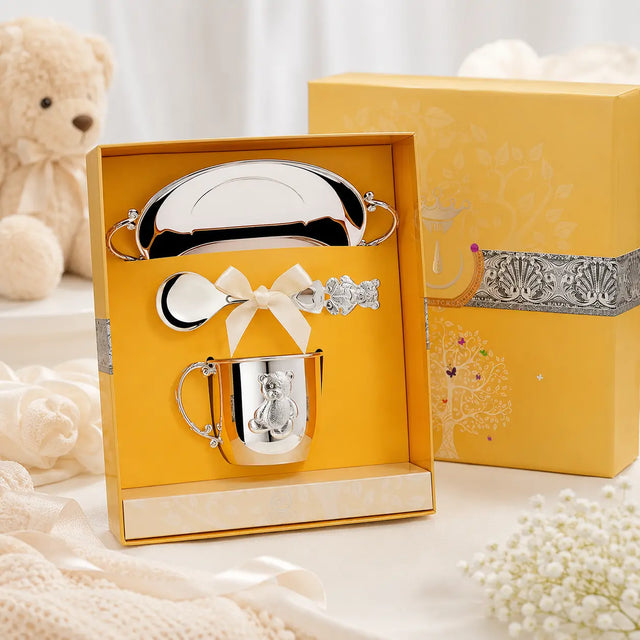 Luxuriöses Baby Geschenkset aus 925 Silber mit Teller, Kinderbecher und Bärenlöffel in edler goldener Geschenkbox zur Taufe oder Geburt