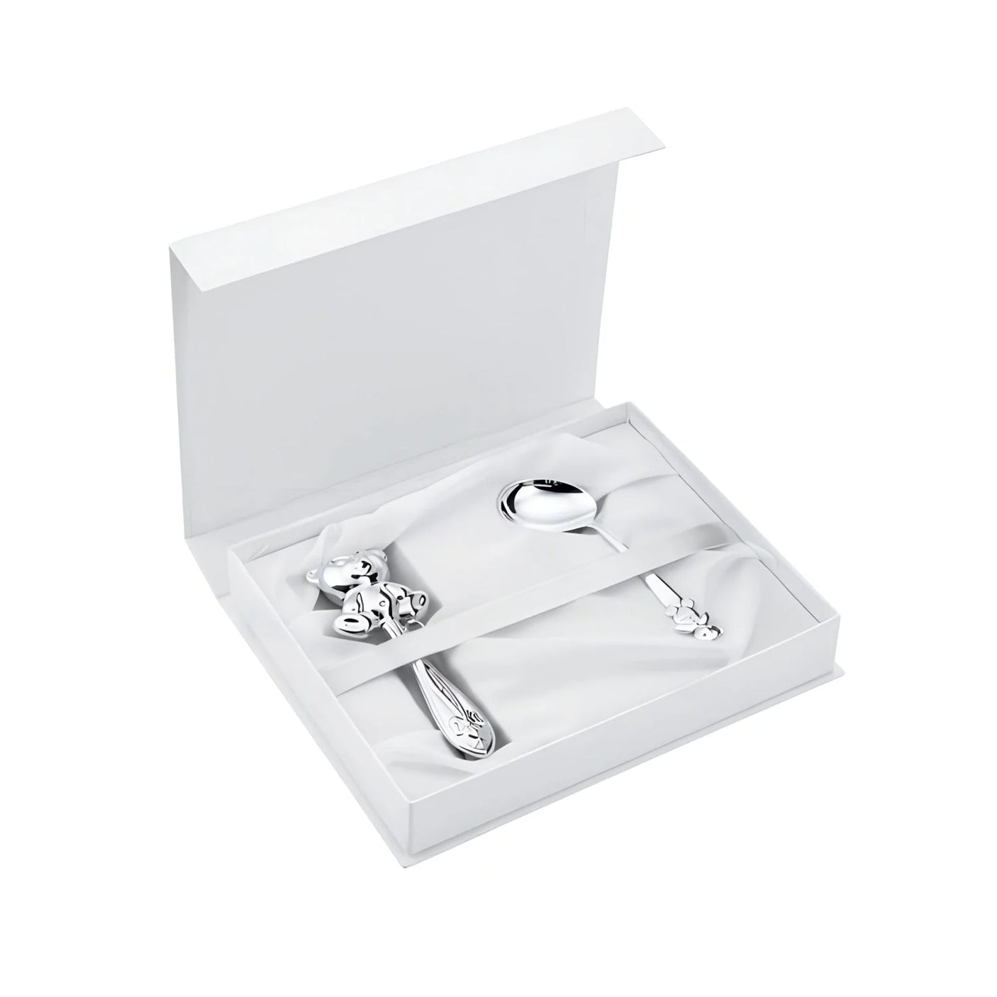 Baby-Geschenkset 925 Silber Teddybär — Stielrassel und Babylöffel in geöffneter weißer Geschenkbox mit Satin