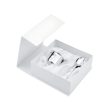 Geschenkset 925 Silber Bär — Kinderbecher und Geburtslöffel in geöffneter weißer Geschenkbox mit Satin