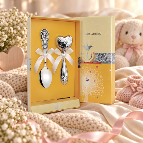 Baby Geschenkset Mädchen & Herz – Löffel & Rassel 925 Silber in der Original-Geschenkbox — Lifestyle-Aufnahme auf cremefarbenem Satin mit Plüschtier und Schleierkraut, Geschenk zur Geburt