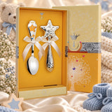 Baby Geschenkset Sterne Junge – Rassel & Kinderlöffel 925 Silber in der Original-Geschenkbox — Lifestyle-Aufnahme auf cremefarbenem Satin mit Plüschtier und Schleierkraut, Geschenk zur Geburt