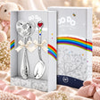 Babygeschenk 925 Silber Herz Emaille Löffel & Stielrassel in der Original-Geschenkbox — Lifestyle-Aufnahme auf cremefarbenem Satin mit Plüschtier und Schleierkraut, Geschenk zur Geburt