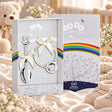 Baby Geschenkset Löffel & Rassel Teddybär in der Original-Geschenkbox — Lifestyle-Aufnahme auf cremefarbenem Satin mit Plüschtier und Schleierkraut, Geschenk zur Geburt