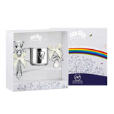 Baby-Geschenkset 925 Silber Bär — Becher, Stielrassel und Schnuller in offener Box neben DoDo-Box mit Regenbogen