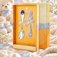 Baby Geschenkset Prinz – Rassel & Kinderlöffel 925 Silber in der Original-Geschenkbox — Lifestyle-Aufnahme auf cremefarbenem Satin mit Plüschtier und Schleierkraut, Geschenk zur Geburt