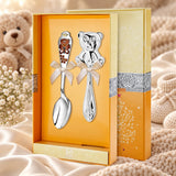 Baby Geschenkset Sitzender Teddy Braun 925 Silber mit Stielrassel und Kinderlöffel in Original-Geschenkbox, Lifestyle-Aufnahme