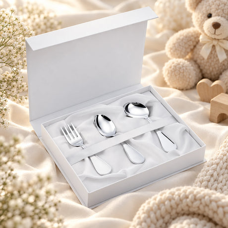 Babybesteck 925 Silber glatte Ausführung in der Geschenkbox — Lifestyle-Setting, Geschenk zur Geburt und Taufe