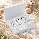 Babybesteck 925 Silber Teddybär-Motiv in der Geschenkbox — Lifestyle-Setting, Geschenk zur Geburt und Taufe