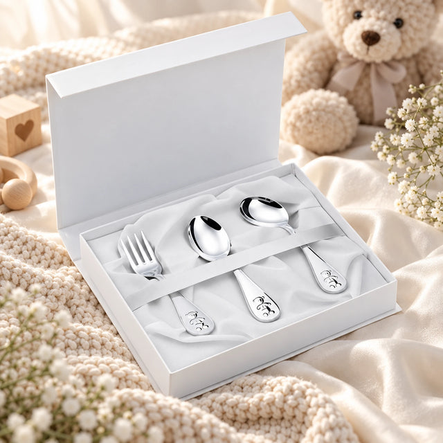 Babybesteck 925 Silber Teddybär-Motiv in der Geschenkbox — Lifestyle-Setting, Geschenk zur Geburt und Taufe
