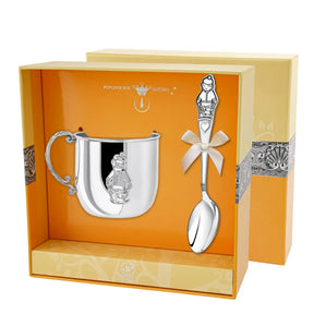 Baby Geschenkset Junge aus 925 Silber – Kinderbecher mit Jungen-Motiv und passender Babylöffel in edler Geschenkbox zur Taufe.