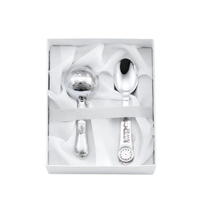 Baby-Geschenkset 925 Silber Zug: Babyrassel mit Dampflok-Kugel & Tauflöffel mit Lokrad-Detail in weißer Geschenkbox.