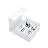Geöffnete weiße Geschenkbox mit Babyrassel und Tauflöffel aus 925 Silber, Zug-Motiv — Zaramella italienisches Silberhandwerk.