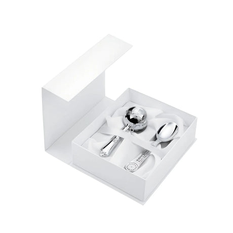 Geöffnete weiße Geschenkbox mit Babyrassel und Tauflöffel aus 925 Silber, Zug-Motiv — Zaramella italienisches Silberhandwerk.