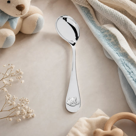 Babylöffel 925 Silber mit Bären-Motiv, gebogene Form — Lifestyle-Setting, liebevolles Geschenk zur Geburt