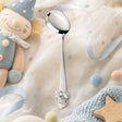 Babylöffel 925 Silber mit Clown-Motiv und gebogener Form — Lifestyle-Setting, fröhliches Geschenk zur Geburt
