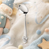 Babylöffel 925 Silber mit Clown-Motiv und gebogener Form — Lifestyle-Setting, fröhliches Geschenk zur Geburt