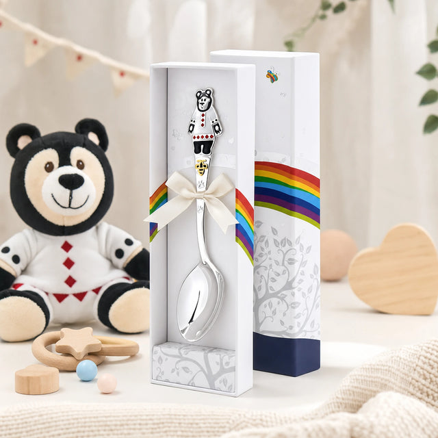 Babylöffel 925 Silber mit Bären-Motiv in Emaille — Lifestyle-Setting, liebevolles Geschenk zur Geburt und Taufe