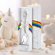 Babylöffel 925 Silber mit Einhorn-Motiv im geschwärzten Design — Lifestyle-Setting, liebevolles Geschenk zur Geburt