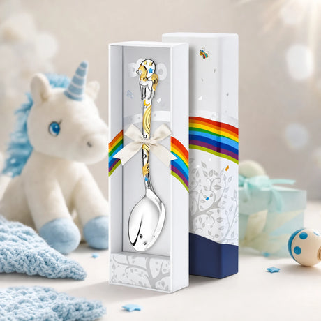 Babylöffel 925 Silber mit gold-blauem Einhorn-Motiv — Lifestyle-Setting, liebevolles Geschenk zur Geburt für Jungen