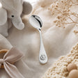 Babylöffel 925 Silber mit Elefanten-Motiv, gebogene Form mit Gravur — Lifestyle-Setting, Geschenk zur Geburt