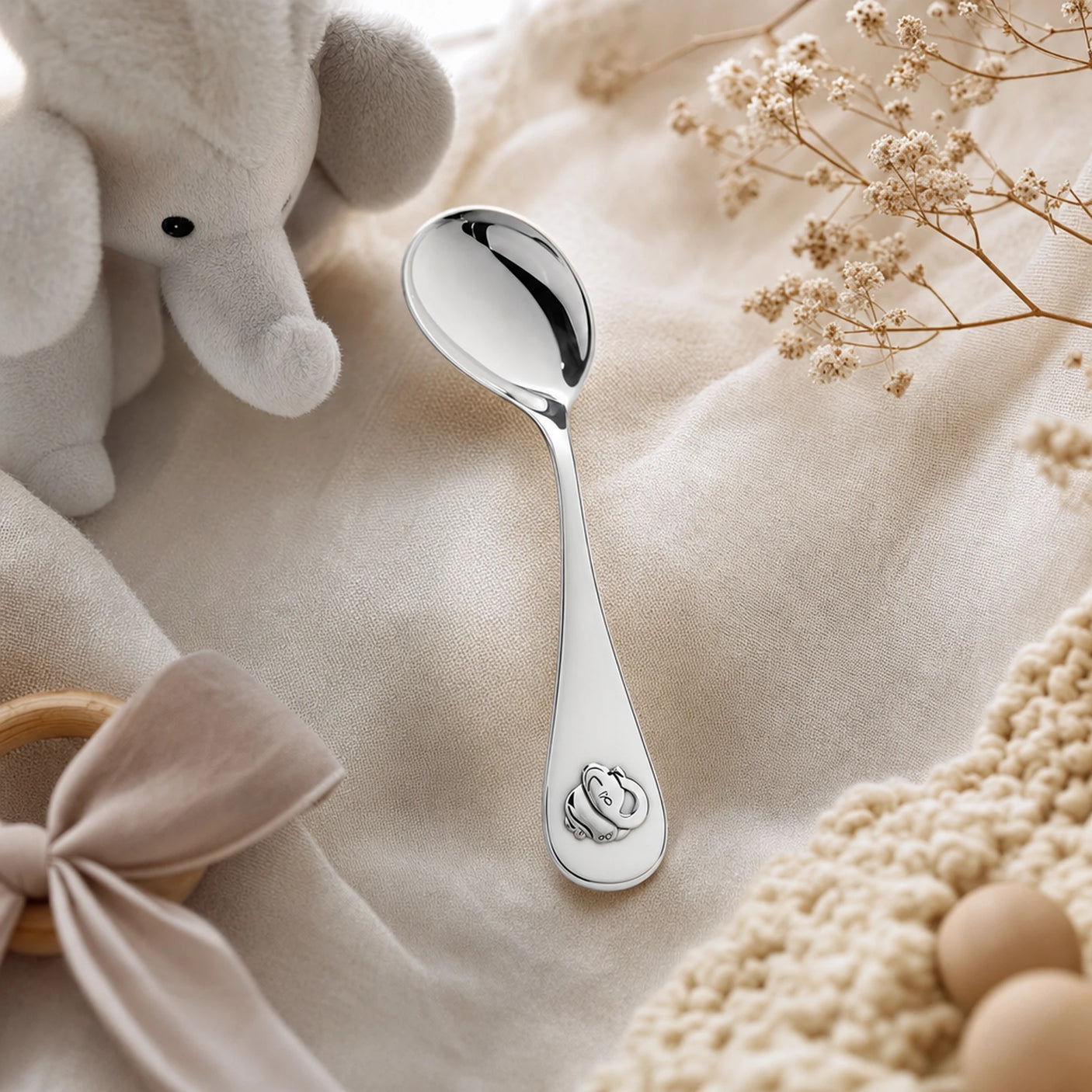 Babylöffel 925 Silber mit Elefanten-Motiv, gebogene Form mit Gravur — Lifestyle-Setting, Geschenk zur Geburt